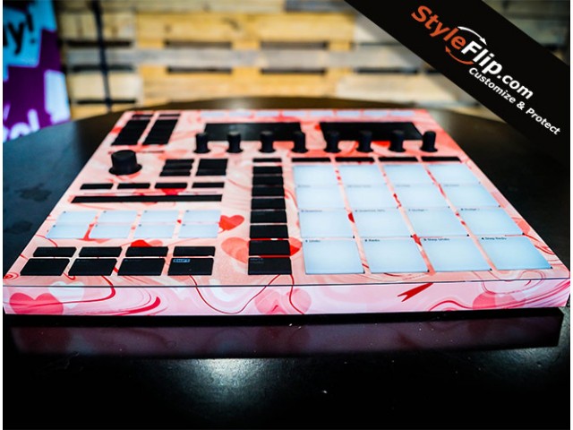 Native Instruments Maschine MK3 Custom Pink Heart Skin